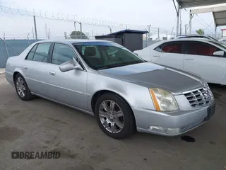 2009 Cadillac DTS 1SE z VIN 1G6KD57919U116072, wystawiony jako IAAI lot #42354693 z przebiegiem 172 822 mil mil oraz . Historia ofert i sprzedaży dostępna na DreamBid. Obrazek 1.