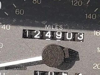 1998 Cadillac Catera z VIN W06VR52R0WR019027, wystawiony jako IAAI lot #42021502 z przebiegiem 124 903 mil mil oraz . Historia ofert i sprzedaży dostępna na DreamBid. Obrazek 7.