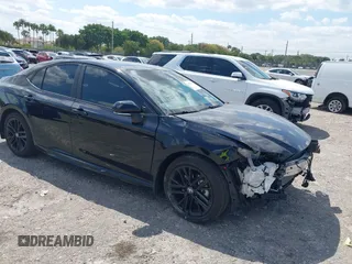 2025 Toyota Camry LE z VIN 4T1DAACK3SU521125, wystawiony jako IAAI lot #42063366 z przebiegiem 4 704 mil mil oraz . Historia ofert i sprzedaży dostępna na DreamBid. Obrazek 1.