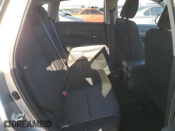 2024 Mitsubishi Outlander S z VIN JA4ARUAU4RU002627, wystawiony jako Copart lot #61093525 z przebiegiem 27 198 mil mil oraz Czysty tytuł • Clean title. Historia ofert i sprzedaży dostępna na DreamBid. Obrazek 11.
