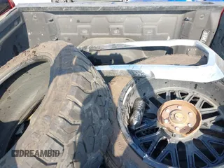 2019 GMC Sierra 1500 SLT z VIN 1GTU9DED2KZ210981, wystawiony jako IAAI lot #42315099 z przebiegiem Nie podano mil oraz . Historia ofert i sprzedaży dostępna na DreamBid. Obrazek 11.