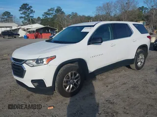 2019 Chevrolet Traverse LS z VIN 1GNERFKW6KJ241033, wystawiony jako IAAI lot #41640948 z przebiegiem 61 307 mil mil oraz . Historia ofert i sprzedaży dostępna na DreamBid. Obrazek 2.