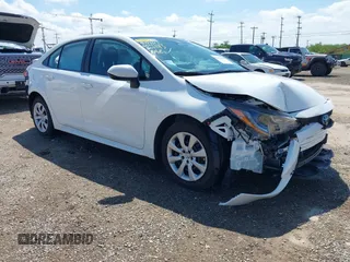 2025 Toyota Corolla LE z VIN 5YFB4MDE3SP299597, wystawiony jako IAAI lot #42376510 z przebiegiem 6394 mil mil oraz . Historia ofert i sprzedaży dostępna na DreamBid. Obrazek 1.