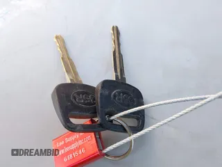 1998 Toyota Camry LE z VIN 4T1BG22K0WU352118, wystawiony jako IAAI lot #42066267 z przebiegiem 289 599 mil mil oraz . Historia ofert i sprzedaży dostępna na DreamBid. Obrazek 11.