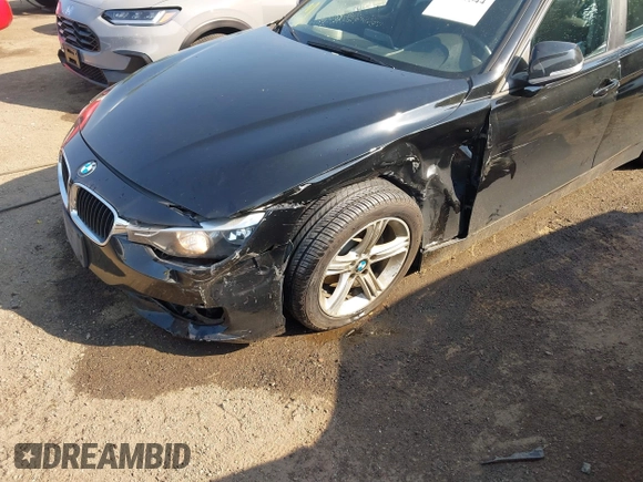 2013 BMW 3 Series 320i xDrive z VIN WBA3C3C53DF979221, wystawiony jako IAAI lot #42577544 z przebiegiem 97 135 mil mil oraz . Historia ofert i sprzedaży dostępna na DreamBid. Obrazek 6.