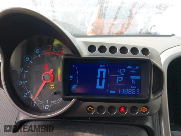 2012 Chevrolet Sonic LTZ z VIN 1G1JE6SH2C4114048, wystawiony jako IAAI lot #41678246 z przebiegiem 138 863 mil mil oraz . Historia ofert i sprzedaży dostępna na DreamBid. Obrazek 7.