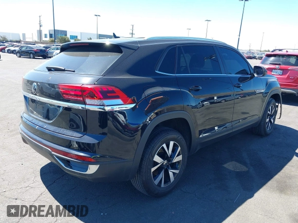 2023 Volkswagen Atlas SE z VIN 1V2DC2CA0PC206192, wystawiony jako IAAI lot #41856061 z przebiegiem 23 572 mil mil oraz . Historia ofert i sprzedaży dostępna na DreamBid. Obrazek 4.