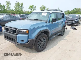 2024 Toyota Land Cruiser z VIN JTEABFAJ3RK018014, wystawiony jako IAAI lot #42404632 z przebiegiem 2 983 mil mil oraz . Historia ofert i sprzedaży dostępna na DreamBid. Obrazek 17.