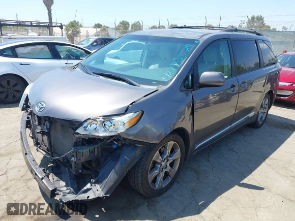 2013 Toyota Sienna LE AAS z VIN 5TDKK3DCXDS328201, wystawiony jako IAAI lot #42773579 z przebiegiem 106 890 mil mil oraz . Historia ofert i sprzedaży dostępna na DreamBid. Obrazek 2.