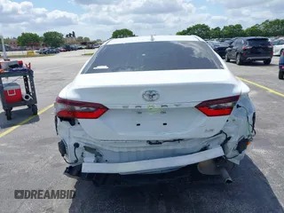 2024 Toyota Camry LE z VIN 4T1R11AK5RU881936, wystawiony jako IAAI lot #42080937 z przebiegiem 13 302 mil mil oraz . Historia ofert i sprzedaży dostępna na DreamBid. Obrazek 16.