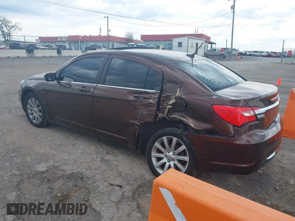 2013 Chrysler 200 Touring z VIN 1C3CCBBB2DN538825, wystawiony jako IAAI lot #42009269 z przebiegiem 90 897 mil mil oraz . Historia ofert i sprzedaży dostępna na DreamBid. Obrazek 3.