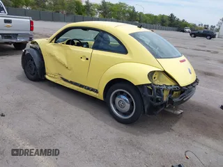 2012 Volkswagen Beetle 2.5L PZEV z VIN 3VWJP7AT7CM606721, wystawiony jako IAAI lot #42211987 z przebiegiem 103 861 mil mil oraz . Historia ofert i sprzedaży dostępna na DreamBid. Obrazek 3.