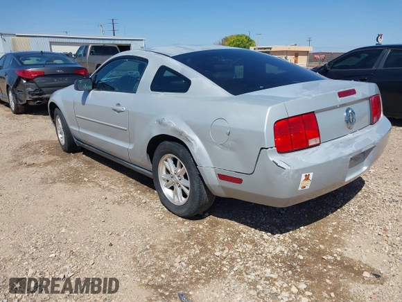 2007 Ford Mustang Deluxe with VIN 1ZVFT80NX75361371, listed as a IAAI auction lot 41981862 with 137,170 mi miles. Bid and sale history available at carsss.com. Image 3.