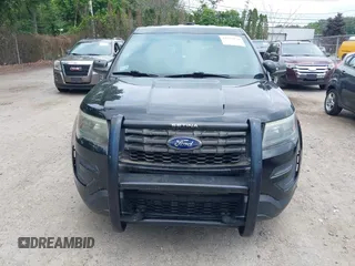 2017 Ford Police Interceptor Utility z VIN 1FM5K8AR8HGA37503, wystawiony jako IAAI lot #42414520 z przebiegiem 107 551 mil mil oraz . Historia ofert i sprzedaży dostępna na DreamBid. Obrazek 6.