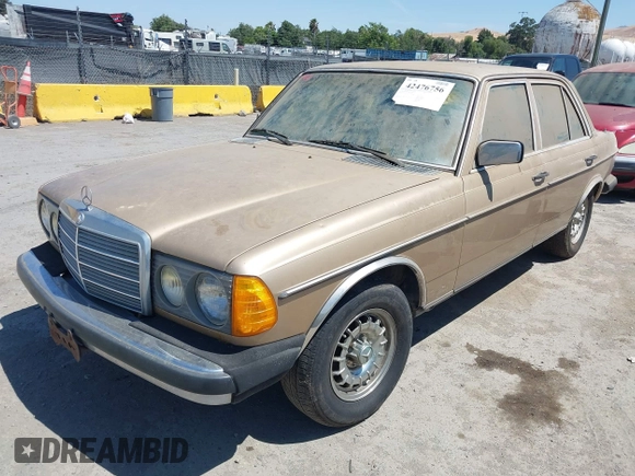 1981 Mercedes-Benz 300 D z VIN WDBAB30A9BB219442, wystawiony jako IAAI lot #42476756 z przebiegiem 274 561 mil mil oraz . Historia ofert i sprzedaży dostępna na DreamBid. Obrazek 2.