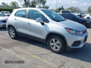 2020 Chevrolet Trax LS z VIN 3GNCJKSB7LL299358, wystawiony jako IAAI lot #42174352 z przebiegiem 38 130 mil mil oraz . Historia ofert i sprzedaży dostępna na DreamBid. Obrazek 1.