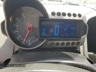 2014 Chevrolet Sonic LT z VIN 1G1JC5SH2E4140894, wystawiony jako Copart lot #55408215 z przebiegiem 122 783 mil mil oraz Szkoda całkowita • Salvage title. Historia ofert i sprzedaży dostępna na DreamBid. Obrazek 9.