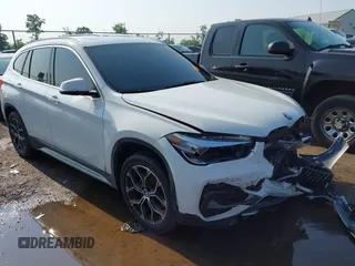 2021 BMW X1 xDrive28i z VIN WBXJG9C02M3M42379, wystawiony jako IAAI lot #42476221 z przebiegiem 60 412 mil mil oraz . Historia ofert i sprzedaży dostępna na DreamBid. Obrazek 1.