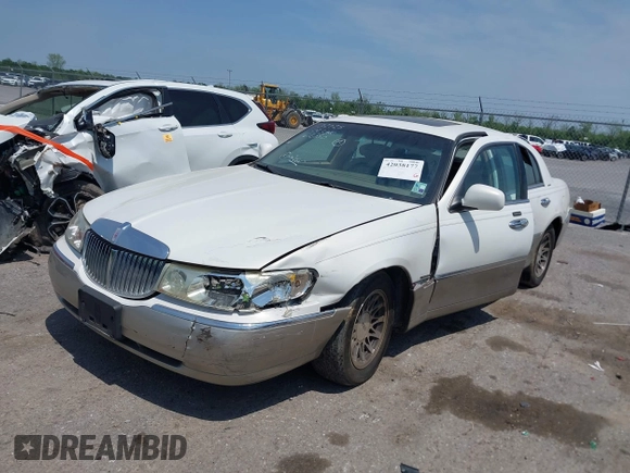 2002 Lincoln Town Car Signature z VIN 1LNHM82W72Y612350, wystawiony jako IAAI lot #42038177 z przebiegiem Nie podano mil oraz . Historia ofert i sprzedaży dostępna na DreamBid. Obrazek 2.