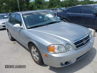 2004 Kia Optima LX z VIN KNAGD126745260895, wystawiony jako IAAI lot #42555432 z przebiegiem 132 095 mil mil oraz . Historia ofert i sprzedaży dostępna na DreamBid. Obrazek 1.
