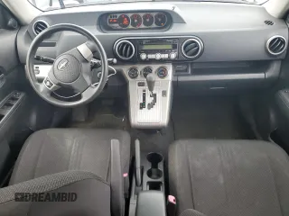 2008 Scion xB z VIN JTLKE50E981026996, wystawiony jako Copart lot #57676945 z przebiegiem 223 038 mil mil oraz Szkody całkowita. Historia ofert i sprzedaży dostępna na DreamBid. Obrazek 8.