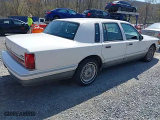 1994 Lincoln Town Car Signature with VIN 1LNLM82W9RY690746, listed as a IAAI auction lot 41927553 with NaN miles. Bid and sale history available at carsss.com. Image 4.
