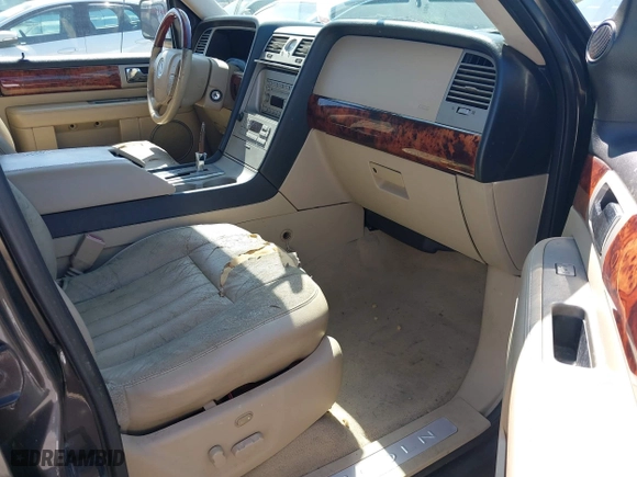 2005 Lincoln Navigator Luxury with VIN 5LMFU27535LJ04900, listed as a IAAI auction lot 42050316 with 293,904 mi miles. Bid and sale history available at carsss.com. Image 5.