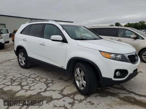 2013 Kia Sorento EX z VIN 5XYKUDA24DG411065, wystawiony jako Copart lot #55060245 z przebiegiem 171 799 mil mil oraz Czysty tytuł • Clean title. Historia ofert i sprzedaży dostępna na DreamBid. Obrazek 4.
