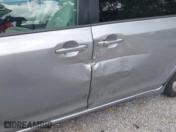 2018 Toyota Sienna LE Auto Access Seat with VIN 5TDKZ3DC5JS945951, listed as a IAAI auction lot 41689856 with 103,537 mi miles. Bid and sale history available at carsss.com. Image 21.