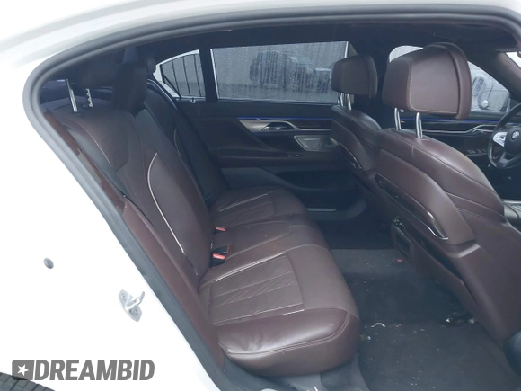 2017 BMW 7 Series 740i z VIN WBA7E2C51HG740000, wystawiony jako IAAI lot #41407048 z przebiegiem 114 929 mil mil oraz . Historia ofert i sprzedaży dostępna na DreamBid. Obrazek 8.