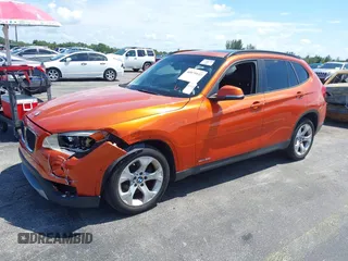 2013 BMW X1 28i z VIN WBAVM1C51DVW41056, wystawiony jako IAAI lot #40070143 z przebiegiem 152 657 mil mil oraz . Historia ofert i sprzedaży dostępna na DreamBid. Obrazek 2.