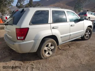 2007 Jeep Grand Cherokee Laredo with VIN 1J8GS48K77C515424, listed as a IAAI auction lot 41072236 with 263,248 mi miles. Bid and sale history available at carsss.com. Image 4.