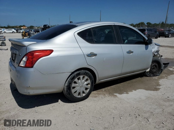 2015 Nissan Versa SV z VIN 3N1CN7AP4FL835049, wystawiony jako Copart lot #56591975 z przebiegiem 153 724 mil mil oraz Szkoda całkowita • Salvage title. Historia ofert i sprzedaży dostępna na DreamBid. Obrazek 3.