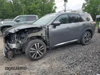 2023 Nissan Pathfinder Platinum z VIN 5N1DR3DK6PC228996, wystawiony jako Copart lot #63266985 z przebiegiem 24 356 mil mil oraz Szkoda całkowita • Salvage title. Historia ofert i sprzedaży dostępna na DreamBid. Obrazek 1.