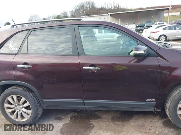 2011 Kia Sorento LX with VIN 5XYKTDA2XBG078757, listed as a IAAI auction lot 40937252 with 186,055 mi miles. Bid and sale history available at carsss.com. Image 14.