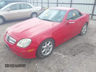 2001 Mercedes-Benz SLK 230/320 z VIN WDBKK65F31F223603, wystawiony jako IAAI lot #42307611 z przebiegiem 136 357 mil mil oraz . Historia ofert i sprzedaży dostępna na DreamBid. Obrazek 2.