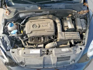 2014 Volkswagen Beetle Entry z VIN 3VWF17AT4EM641582, wystawiony jako Copart lot #50631035 z przebiegiem 121 461 mil mil oraz Szkoda całkowita • Salvage title. Historia ofert i sprzedaży dostępna na DreamBid. Obrazek 11.