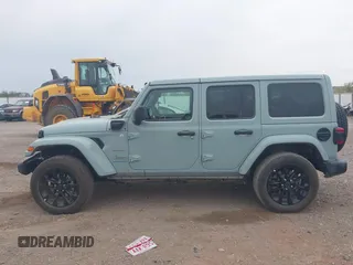 2024 Jeep Wrangler Sahara z VIN 1C4RJXP64RW233090, wystawiony jako IAAI lot #42772286 z przebiegiem 36 278 mil mil oraz . Historia ofert i sprzedaży dostępna na DreamBid. Obrazek 14.
