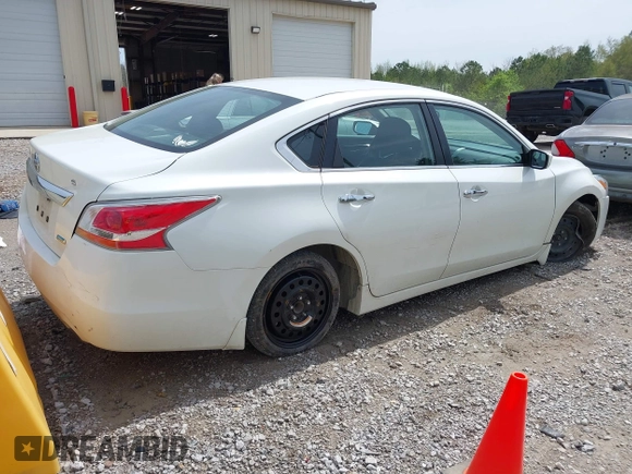 2014 Nissan Altima SV with VIN 1N4AL3AP4EN369324, listed as a IAAI auction lot 41919810 with 199,873 mi miles and . Bid and sale history available at carsss.com. Image 4.
