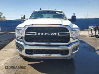 2024 Ram 2500 Big Horn z VIN 3C6UR5DL5RG100958, wystawiony jako Copart lot #56332725 z przebiegiem 24 686 mil mil oraz Czysty tytuł • Clean title. Historia ofert i sprzedaży dostępna na DreamBid. Obrazek 5.