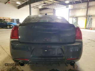 2019 Chrysler 300 S z VIN 2C3CCABG2KH516027, wystawiony jako Copart lot #84686654 z przebiegiem 73 155 mil mil oraz Szkoda całkowita • Salvage title. Historia ofert i sprzedaży dostępna na DreamBid. Obrazek 6.