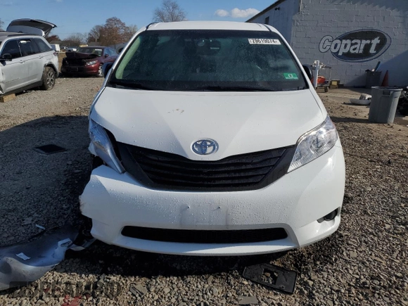 2014 Toyota Sienna L с VIN 5TDZK3DC5ES451825, выставлен на аукционе Copart как лот 79619074 с пробегом 151 146 миль миль и Списание • Salvage title. История ставок и продаж доступна на DreamBid. Изображение 5.