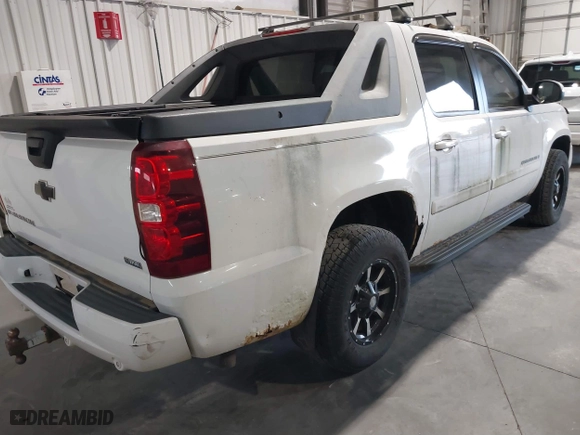 2008 Chevrolet Avalanche LT w/1LT with VIN 3GNFK12358G147656, listed as a IAAI auction lot 40714225 with 211,651 mi miles. Bid and sale history available at carsss.com. Image 4.