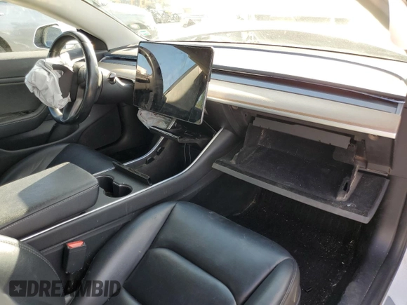 2019 Tesla Model 3 Mid Range z VIN 5YJ3E1EA7KF300175, wystawiony jako Copart lot #49651815 z przebiegiem Nie podano mil oraz Szkoda całkowita • Salvage title. Historia ofert i sprzedaży dostępna na DreamBid. Obrazek 8.