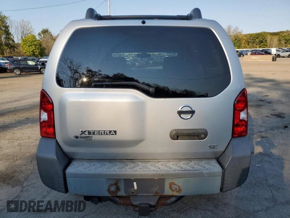 2005 Nissan Xterra SE z VIN 5N1AN08W55C613800, wystawiony jako Copart lot #75808284 z przebiegiem 135 127 mil mil oraz Szkoda całkowita • Salvage title. Historia ofert i sprzedaży dostępna na DreamBid. Obrazek 6.