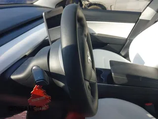2020 Tesla Model 3 Standard Range Plus z VIN 5YJ3E1EA6LF662080, wystawiony jako IAAI lot #41410445 z przebiegiem Nie podano mil oraz . Historia ofert i sprzedaży dostępna na DreamBid. Obrazek 14.