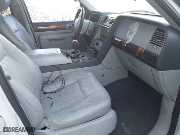 2004 Lincoln Navigator Luxury with VIN 5LMFU27RX4LJ34879, listed as a IAAI auction lot 42024945 with 154,667 mi miles. Bid and sale history available at carsss.com. Image 5.