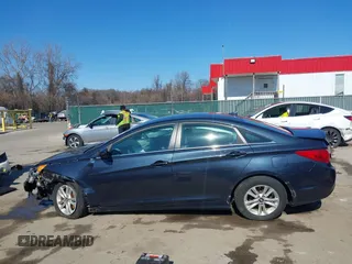2013 Hyundai Sonata GLS z VIN 5NPEB4AC0DH664033, wystawiony jako IAAI lot #41700987 z przebiegiem 106 266 mil mil oraz . Historia ofert i sprzedaży dostępna na DreamBid. Obrazek 14.