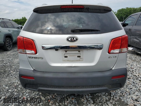 2011 Kia Sorento EX z VIN 5XYKU4A22BG043319, wystawiony jako Copart lot #55879115 z przebiegiem Nie podano mil oraz Czysty tytuł • Clean title. Historia ofert i sprzedaży dostępna na DreamBid. Obrazek 6.
