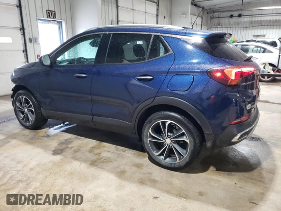 2022 Buick Encore GX Essence z VIN KL4MMFSL6NB106457, wystawiony jako Copart lot #57597985 z przebiegiem 48 601 mil mil oraz Szkoda całkowita • Salvage title. Historia ofert i sprzedaży dostępna na DreamBid. Obrazek 2.